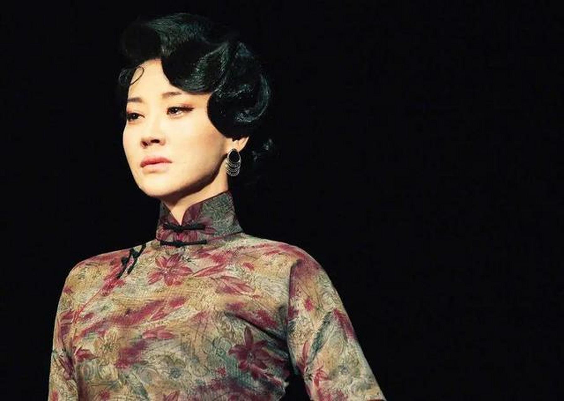 娱乐圈里的旗袍女神之许晴:  许晴,1969年出生于北京,毕业于电影学院