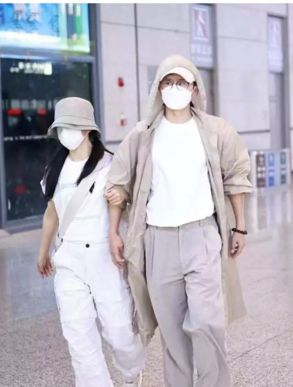 谢娜带张杰高调走机场,扎俩小辫似小姑娘,张杰五五分打扮太村味