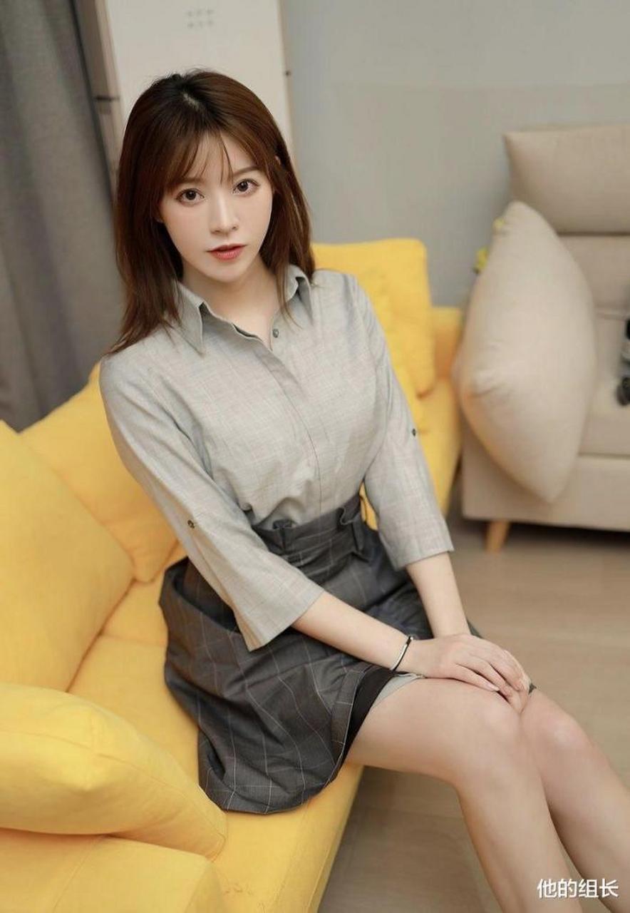 美女图集:童颜美女制服短裙,衬衫下是魔鬼身材