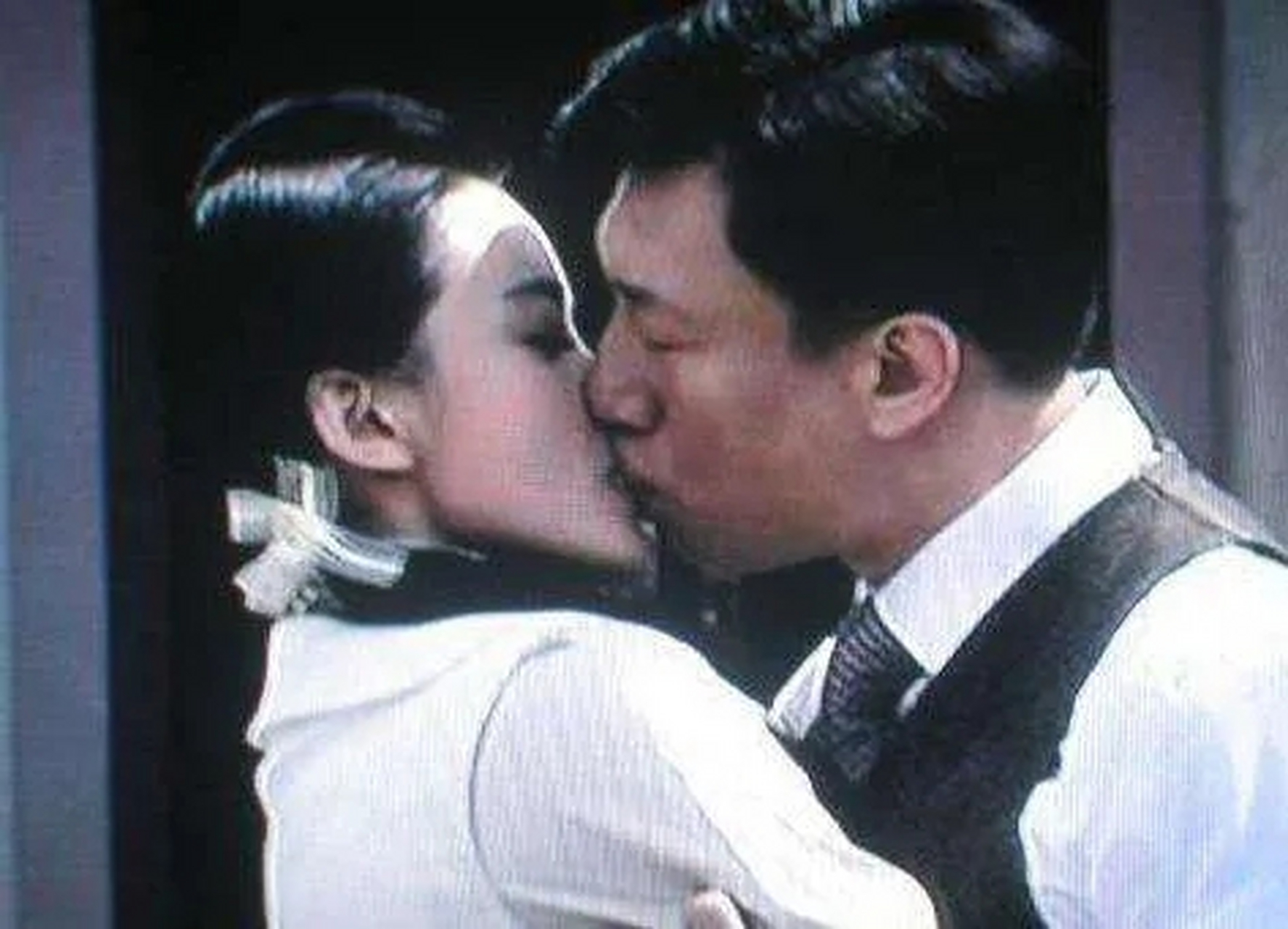 那年,谍战大剧《潜伏》开拍,沈傲君与孙红雷刚拍完吻戏后,她悄悄对