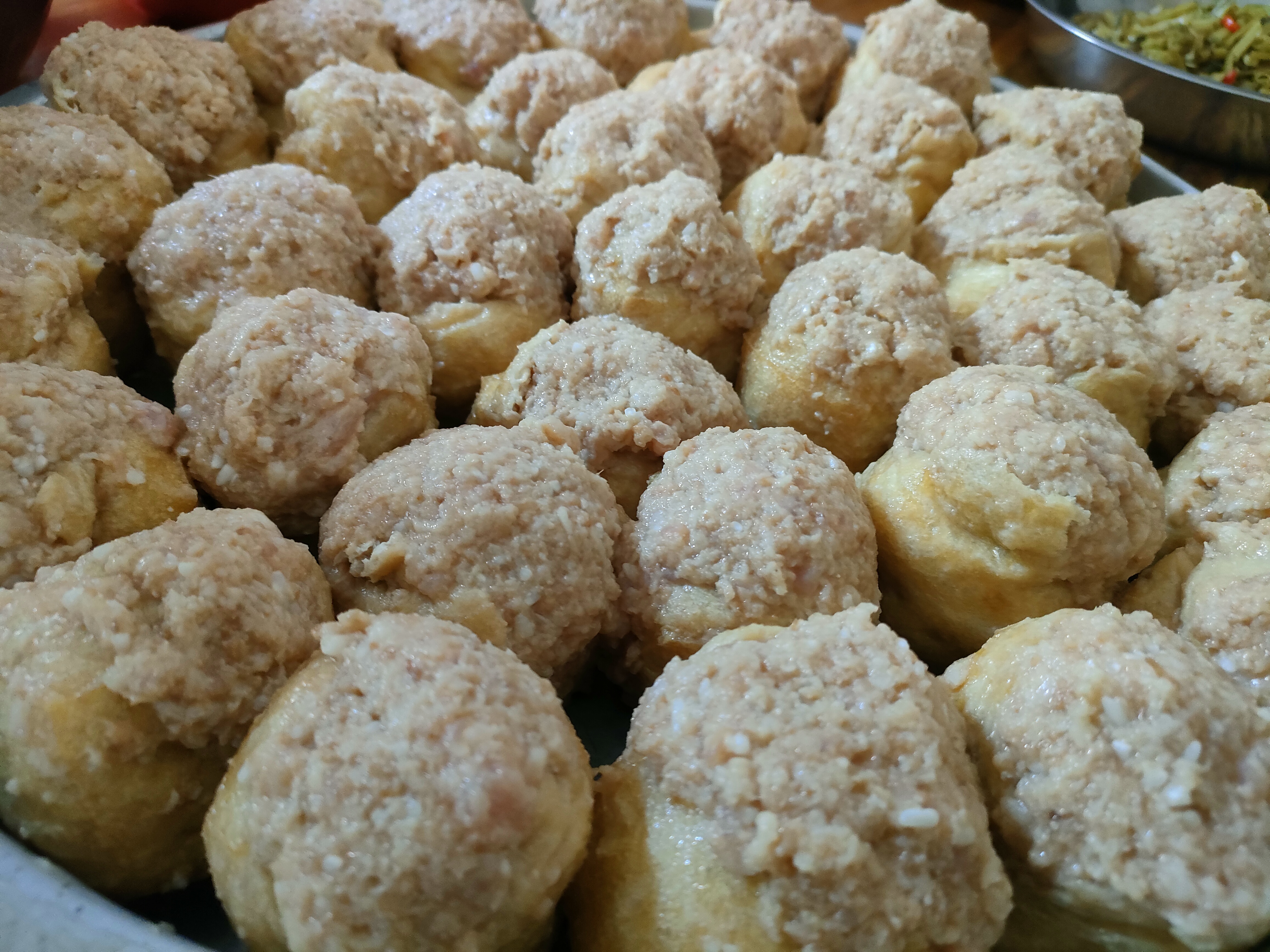 广西特色酿豆腐是一款极具特色的广西美食,它以豆腐为载体,填充鲜美的