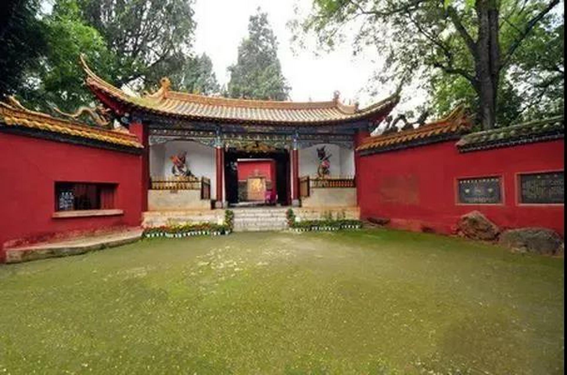 曹溪寺是全国第六批重点文物保护单位,位于安宁温泉西侧1千米,地处