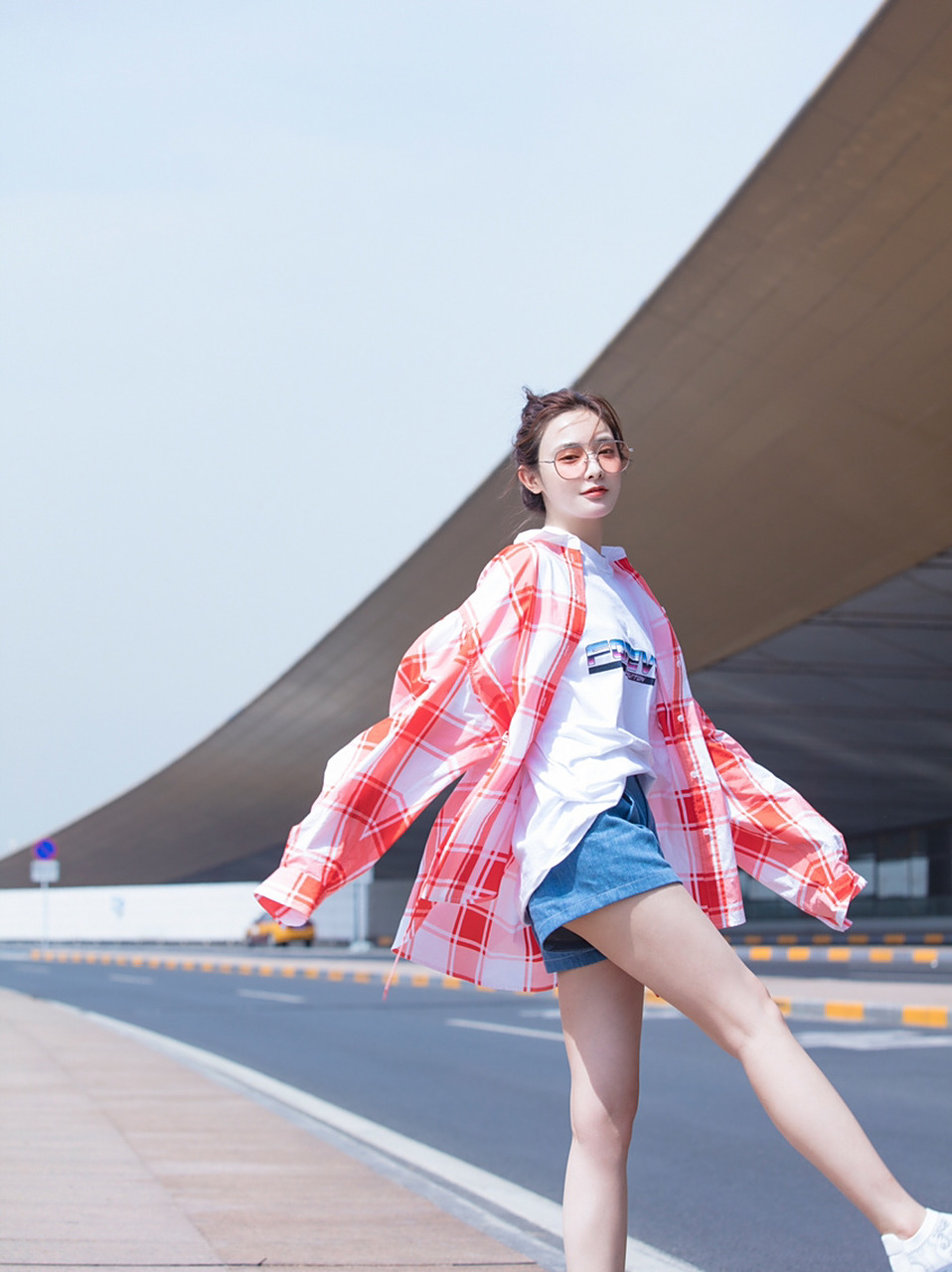 彭小苒私服 水蜜桃女孩的初夏显腿长穿搭 东宫女主曲小枫扮演者