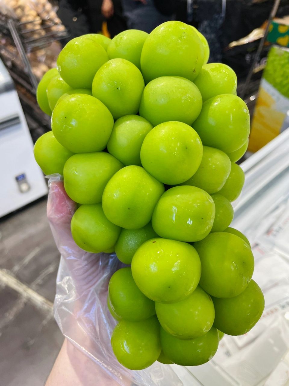 青提届的天花板"特级晴王葡萄"爆汁诱惑  晴王葡萄是阳光玫瑰葡萄的更