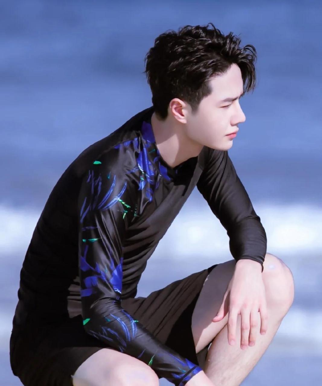 身材突出腿毛抢镜  湿身的王一博更有型了,身材更加突出,肌肉线条明显