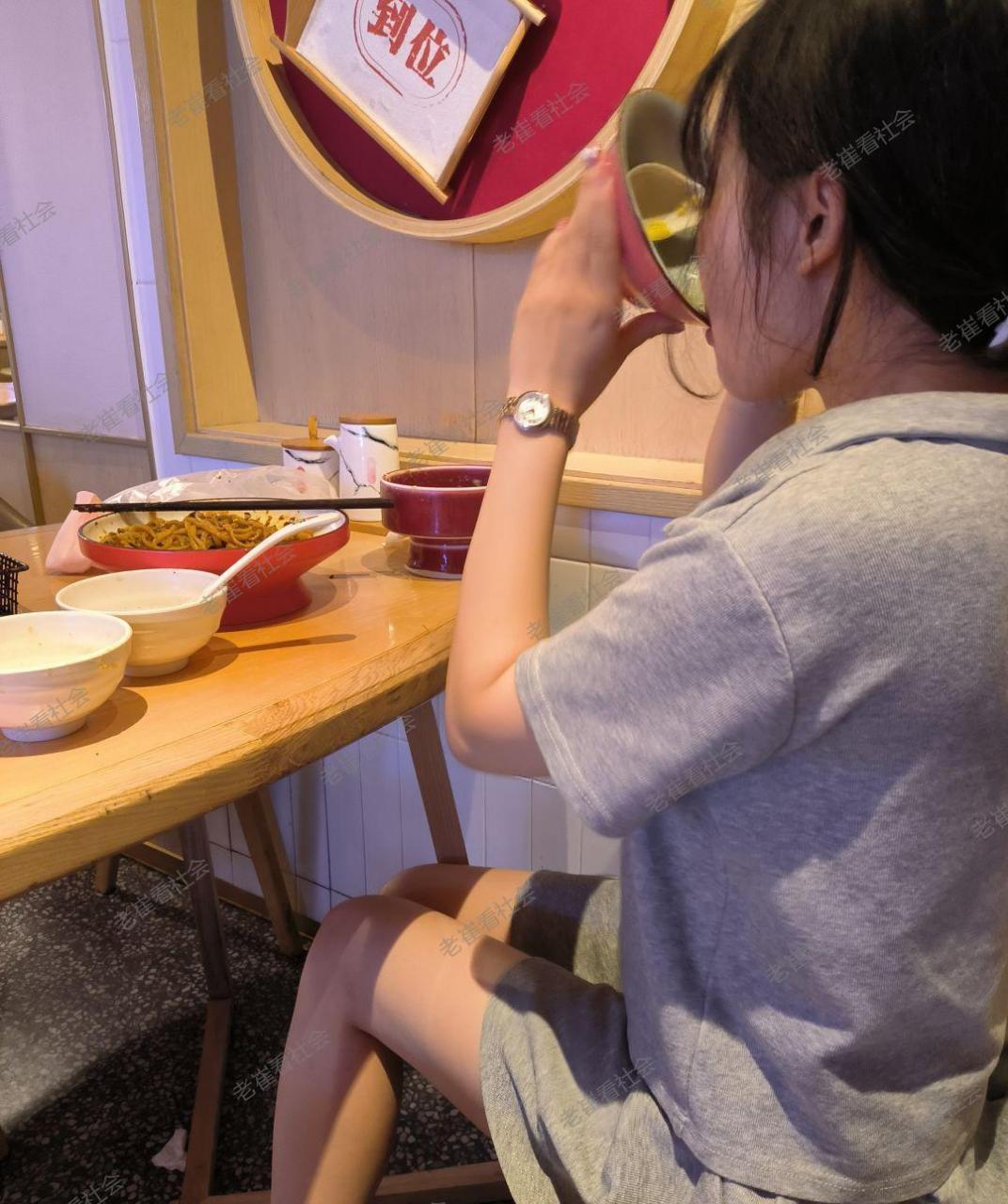 在餐厅工作时,看到了一个想认识的人,怎么才能主动搭讪呢?