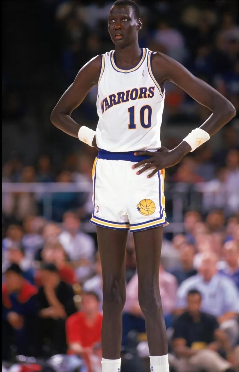 这是一张绝对真实的照片,游泳的是nba曾经的第一高人2米30的马努特