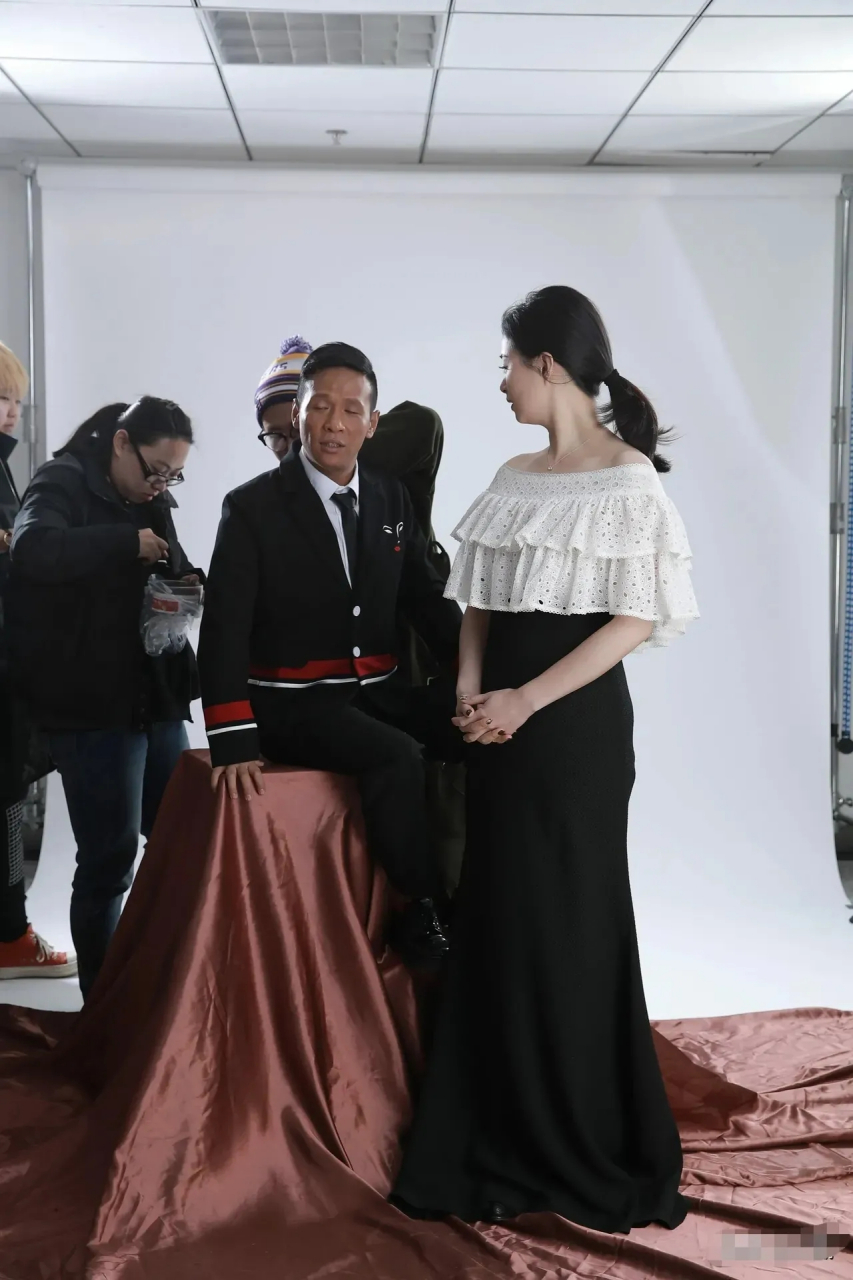 宋小宝和蒋欣合照 他一脸认真的样子,看上去让人忍不住想笑.