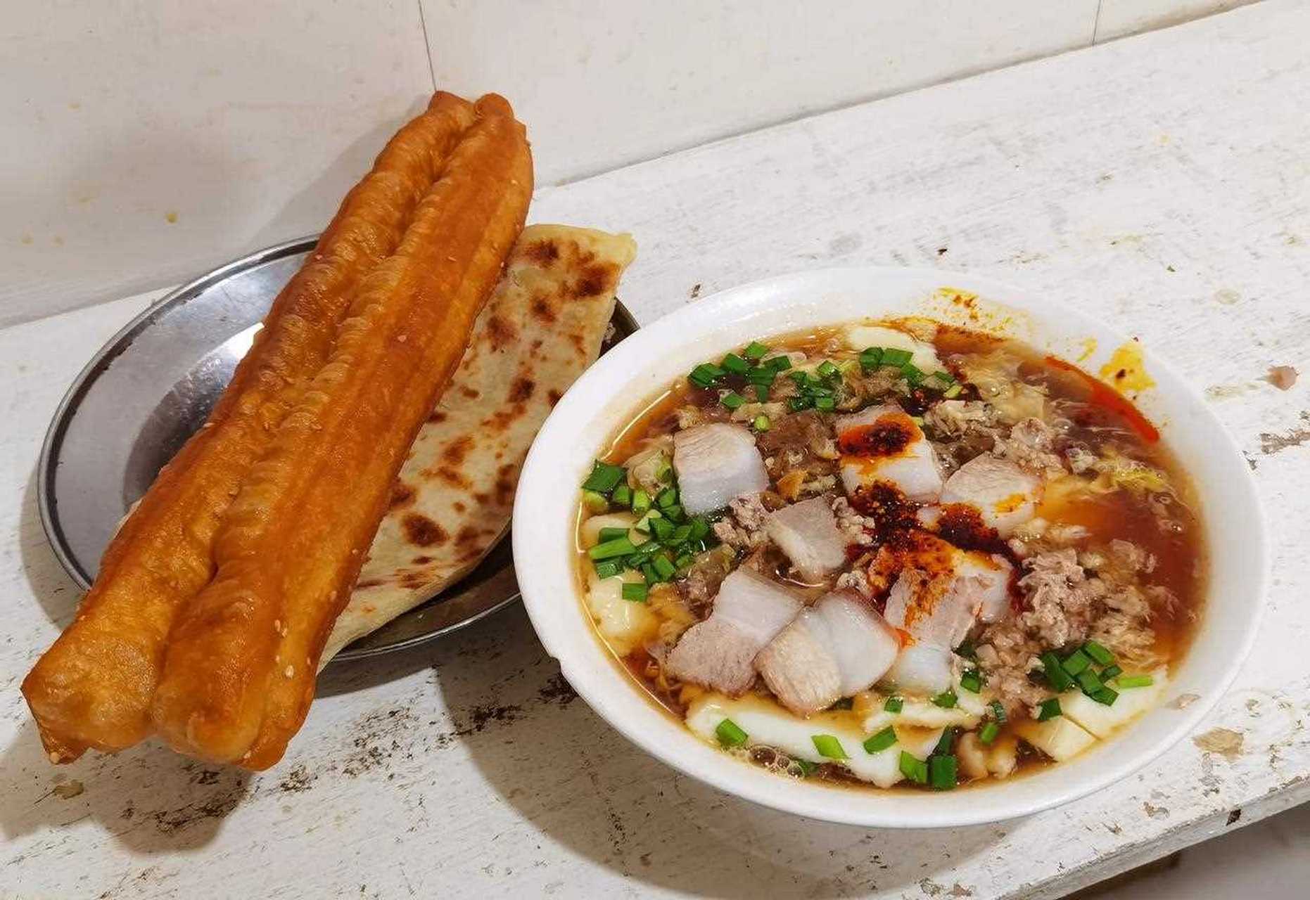 排队买饶阳豆腐脑时我发现不少人手里都拿着鸡蛋,仔细一瞧原来是可以