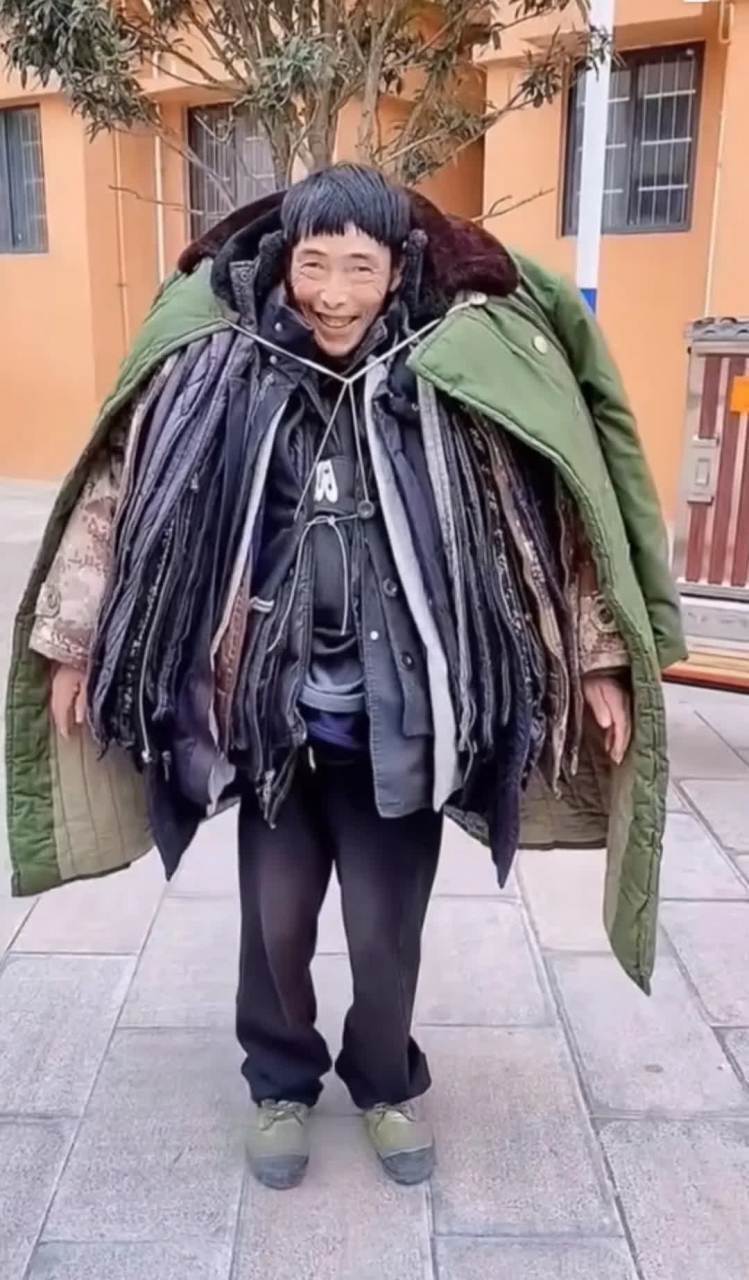 网友:我怀疑他是在炫富. 天冷的时候有很多衣服可以穿[抠鼻]