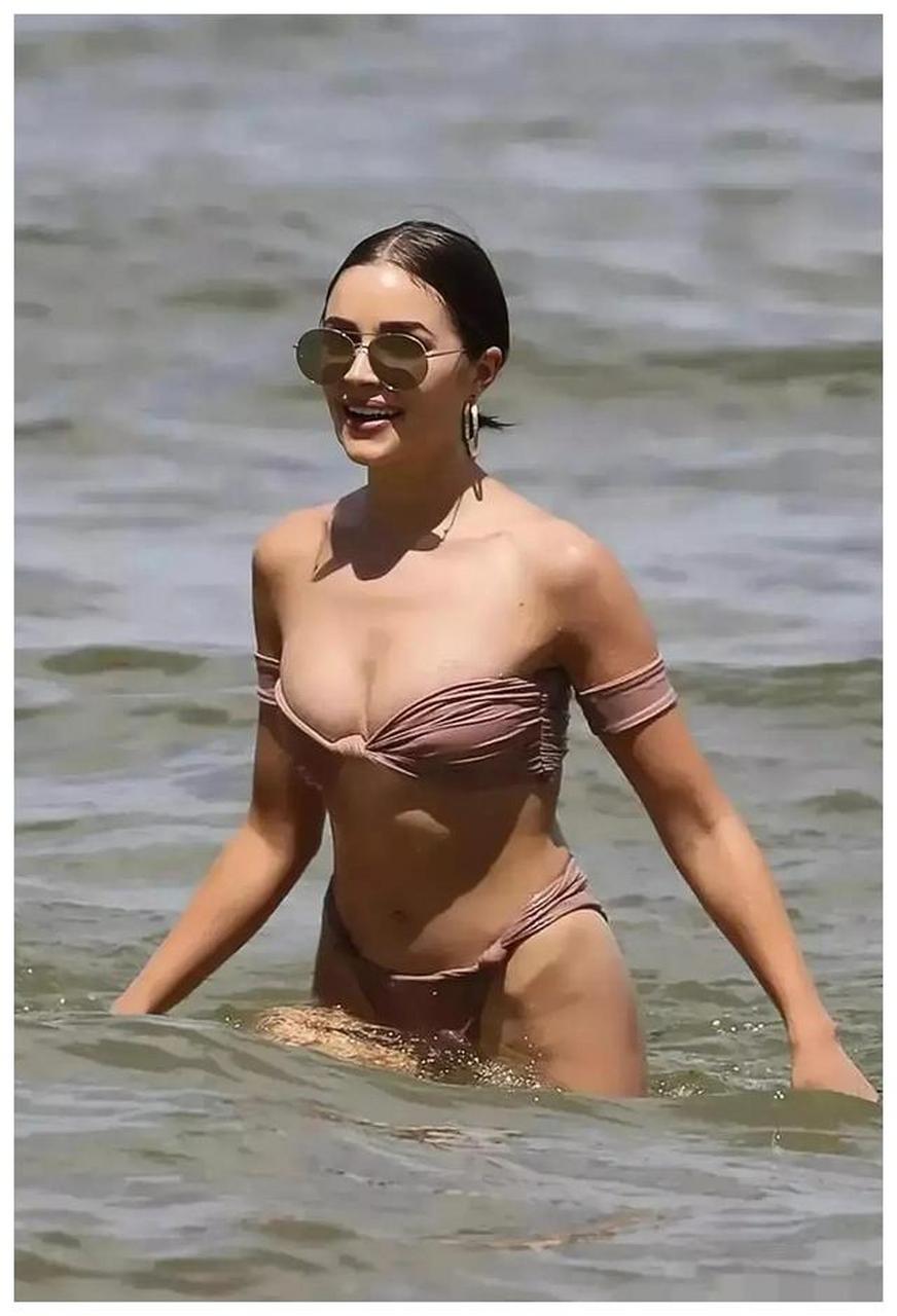 奥莉维亚·库尔普(olivia culpo)比基尼泳装海边度假,性感大方