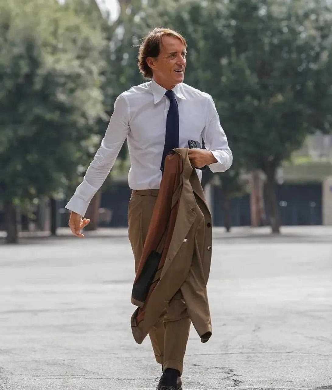 有人问我曼奇尼是不是最会穿搭的意大利足球主教练?