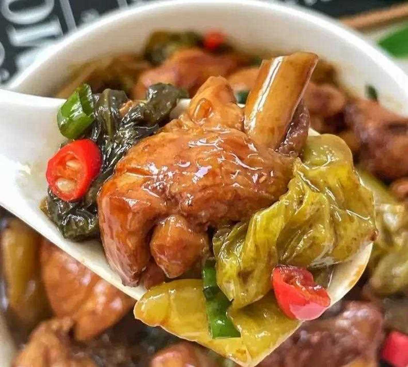 酸辣开胃的酸菜鸡 鸡腿,酸菜,葱姜蒜,小米椒[得意] 1酸菜切块,鸡腿切