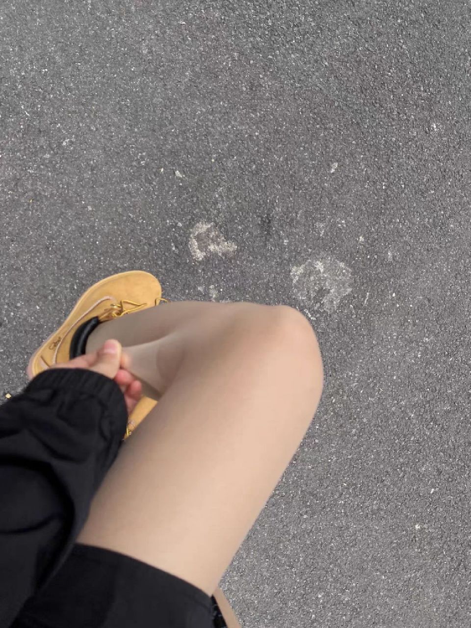 可是肤色不够白,腿毛也很明显,一点也不自信 买到了一条很自然的丝袜