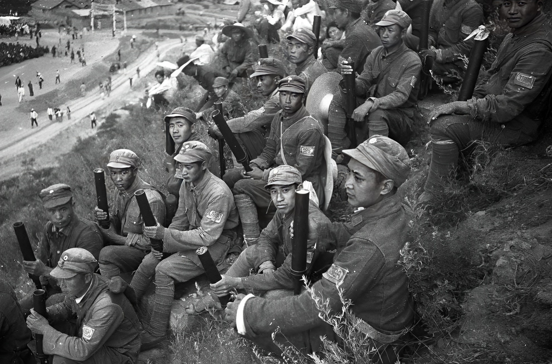 1943年,8名八路军战士在村里休息.