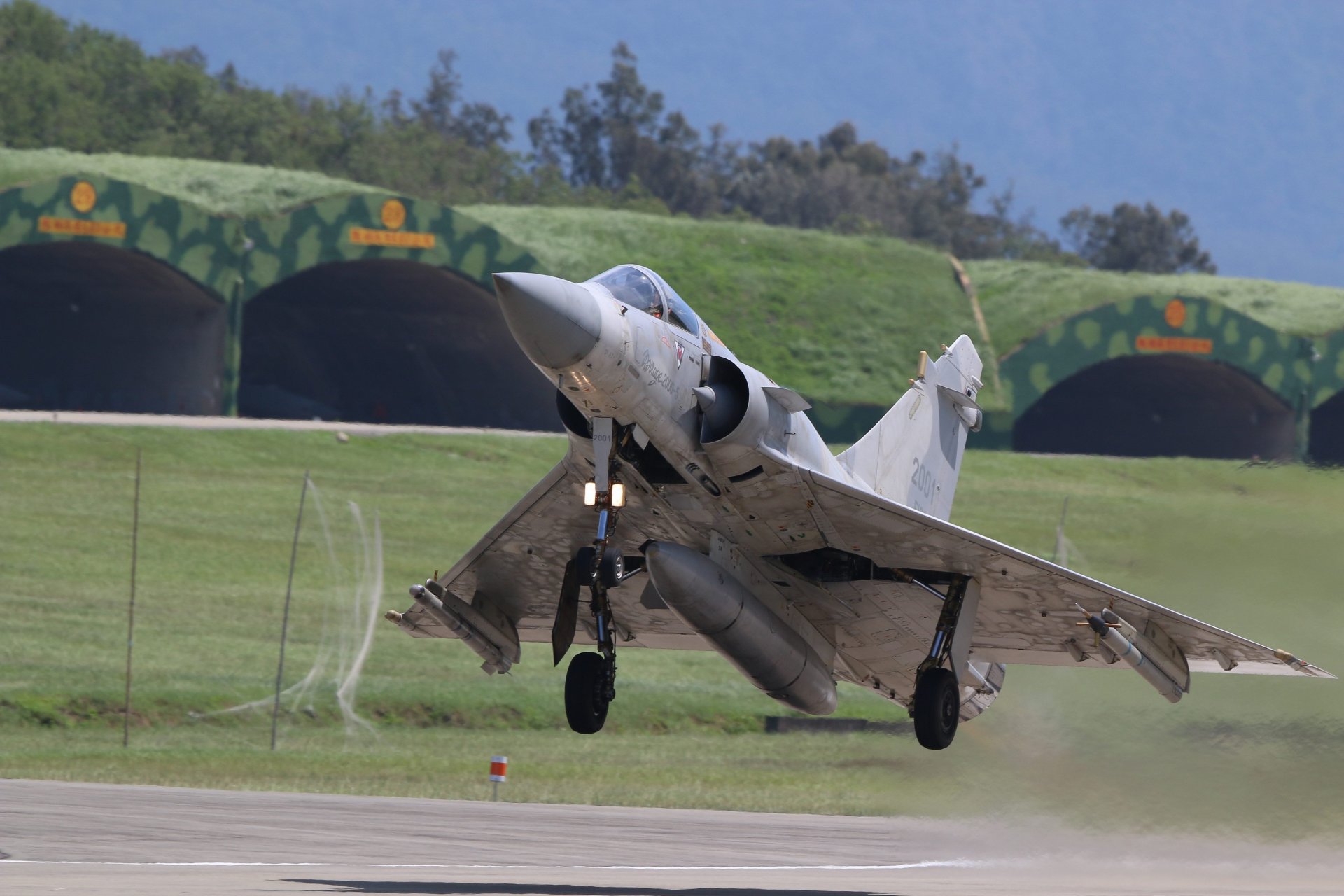 东南某省装备的幻影2000-5战斗机,图片中可以看到战斗机的机堡,大家