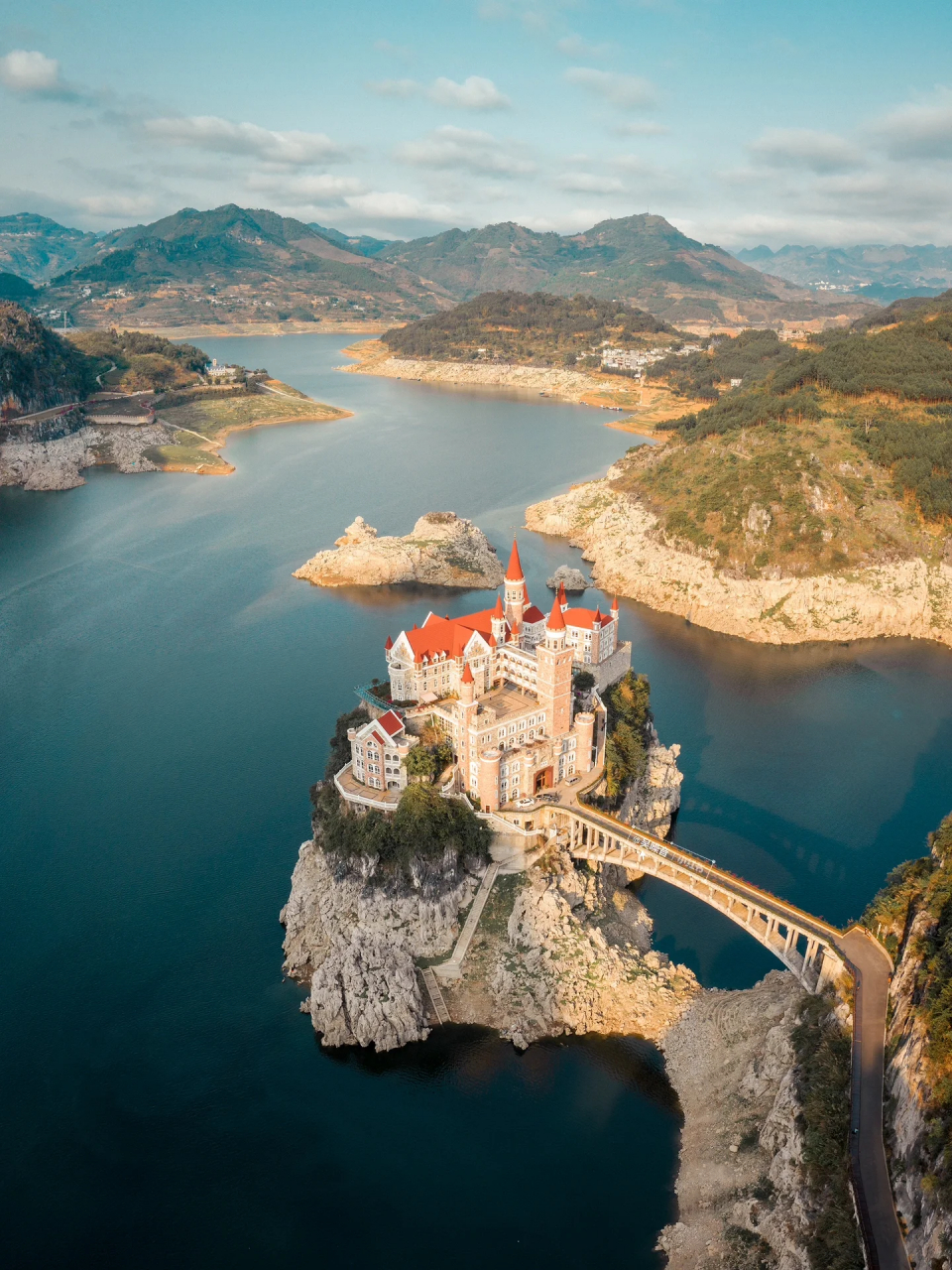 图1-2 92贵州—兴义—吉隆堡旅游度假区 这座哥特式风格的城堡,被