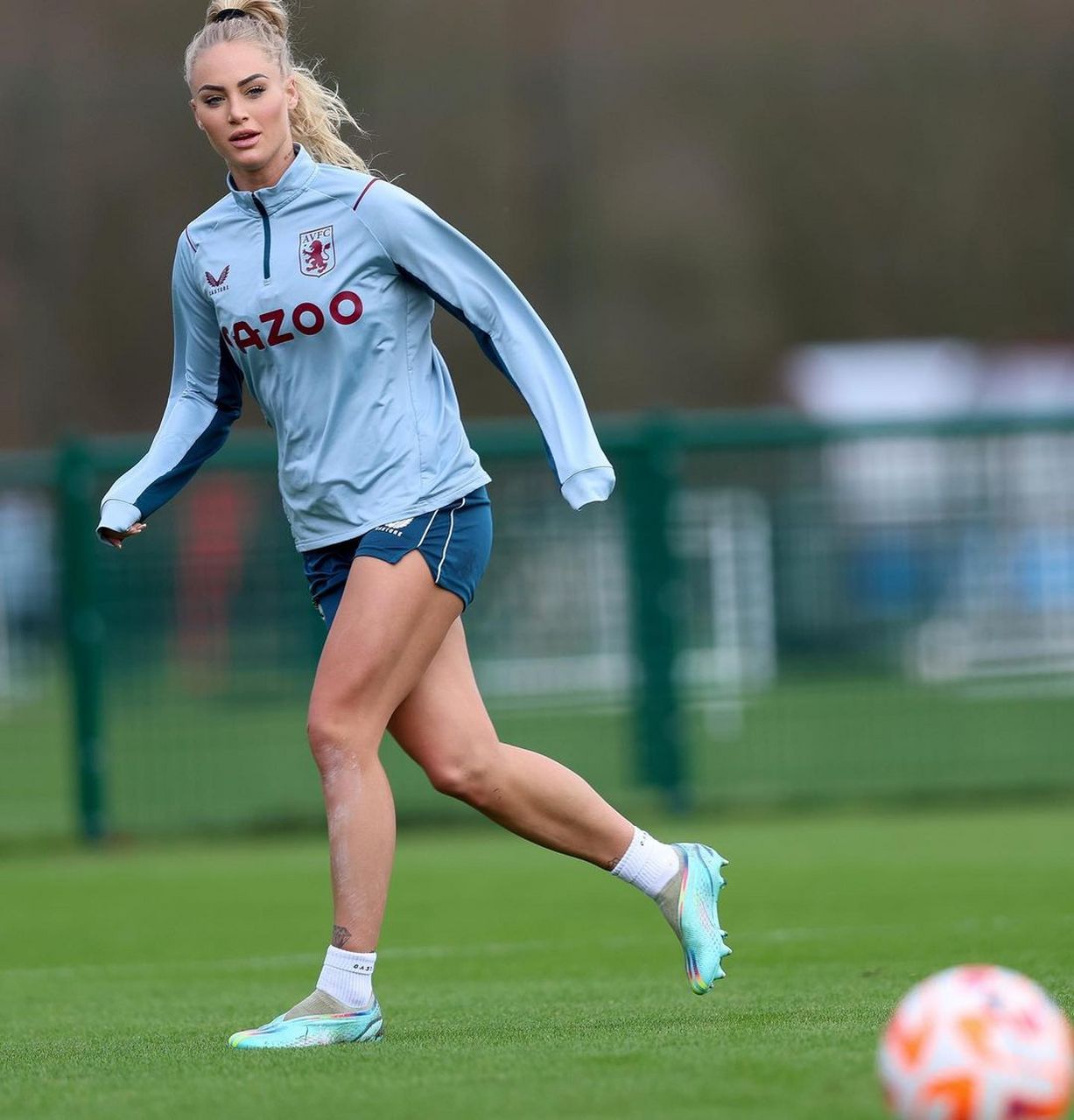 真的假的,瑞士女足球员莱曼自爆有球员想买她一夜  根据一份图片报的