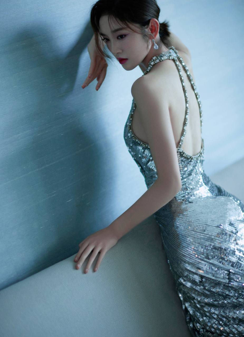 唐艺昕 华灯初上,编织斑斓意境, 唐艺昕今日造型大片, 银色深v亮片裙