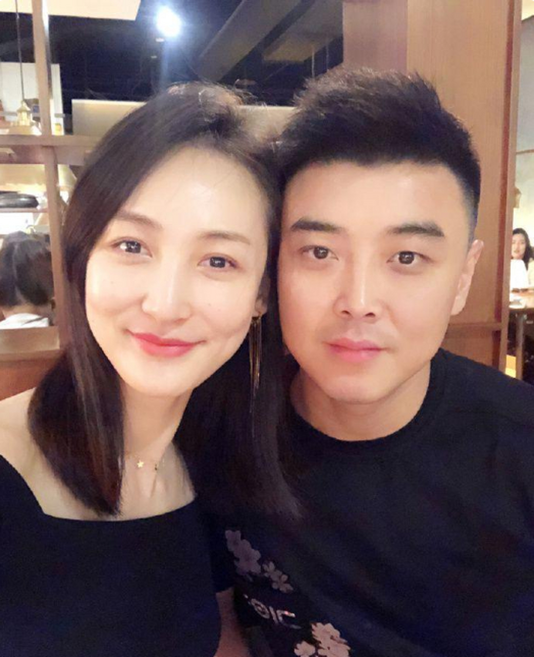 在一档节目中,世界冠军王皓的妻子闫博雅和男舞伴正在舞台上热情狂舞