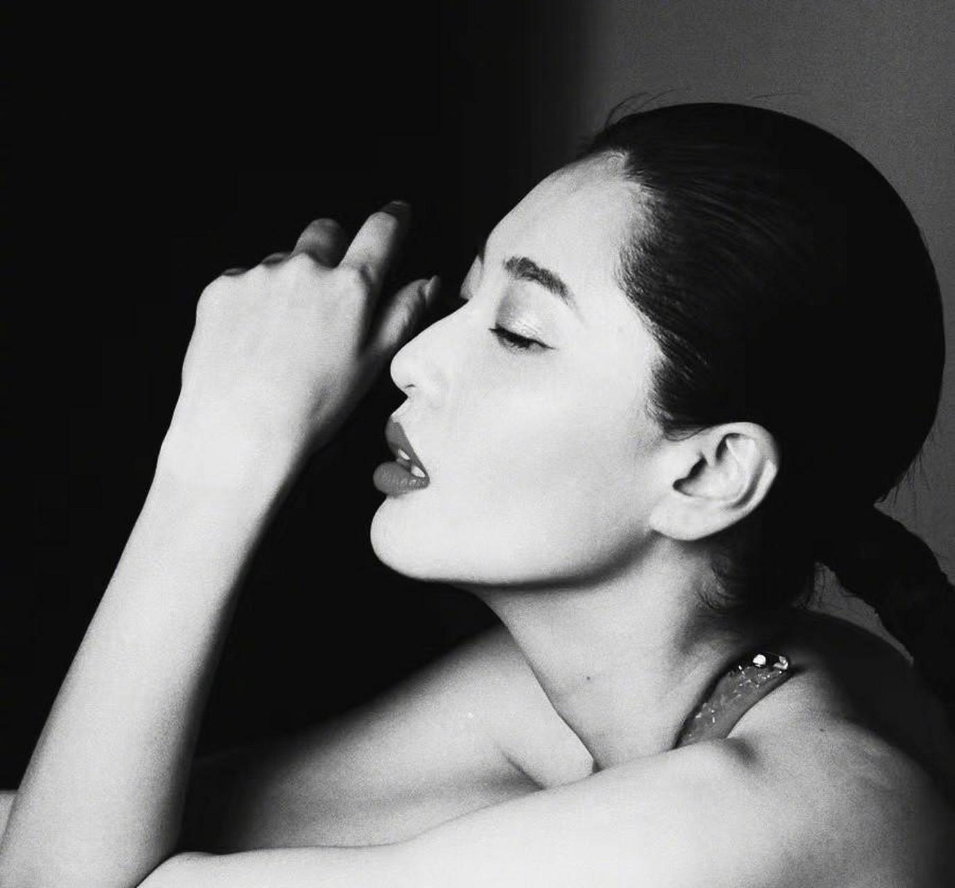 演员超模陈碧舸最新写真曝光,黑白色调增添满满故事感