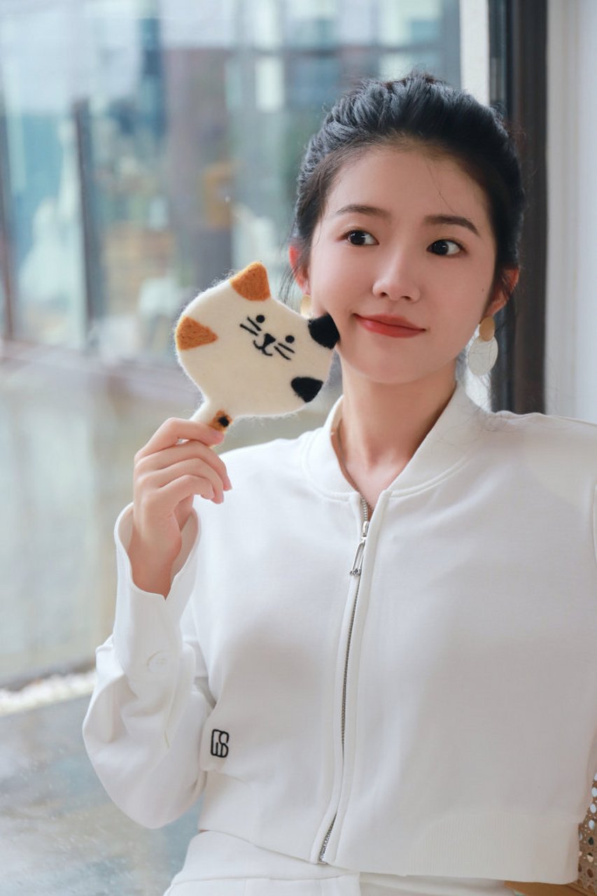 杜华欢迎何蓝逗加入乐华,何蓝逗的代表作有《最好的我们》《对手》