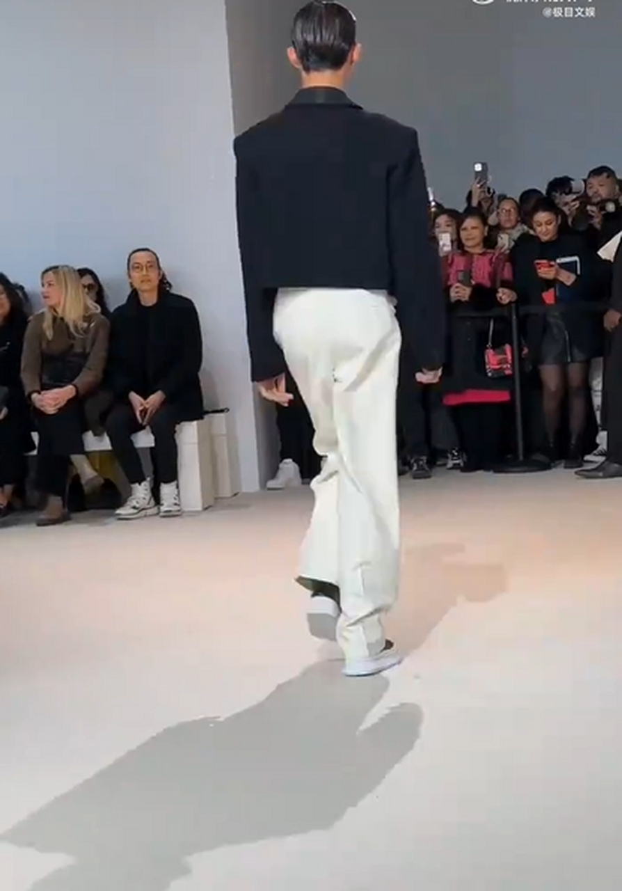 陆仙人巴黎时装周首秀 3月6日,模特陆仙人迎来了他的巴黎时装周首秀