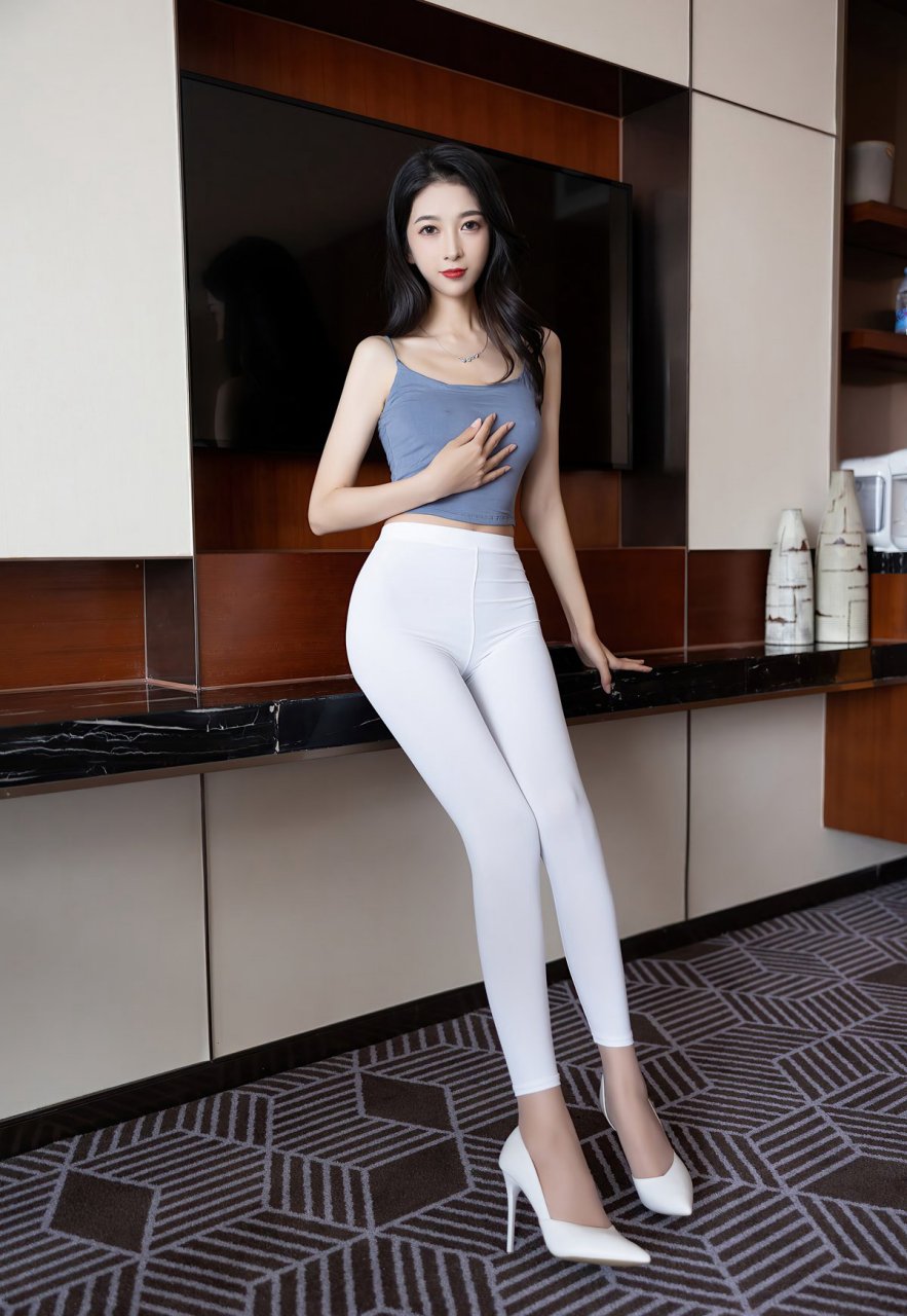亚洲嫩模白色紧身裤私房写真合集