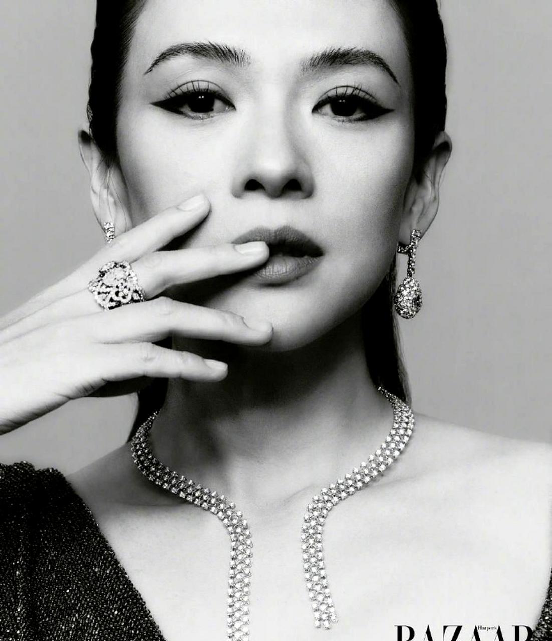 章子怡以自信优雅的姿态登上时尚芭莎五月刊封面.