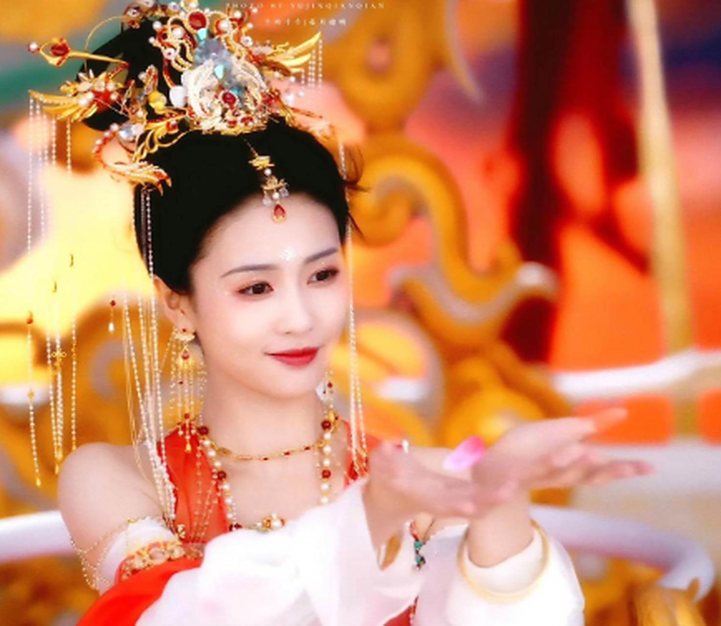 白鹿桑酒婚服造型,敦煌风仙气十足.这就是九天仙女下凡尘吧!