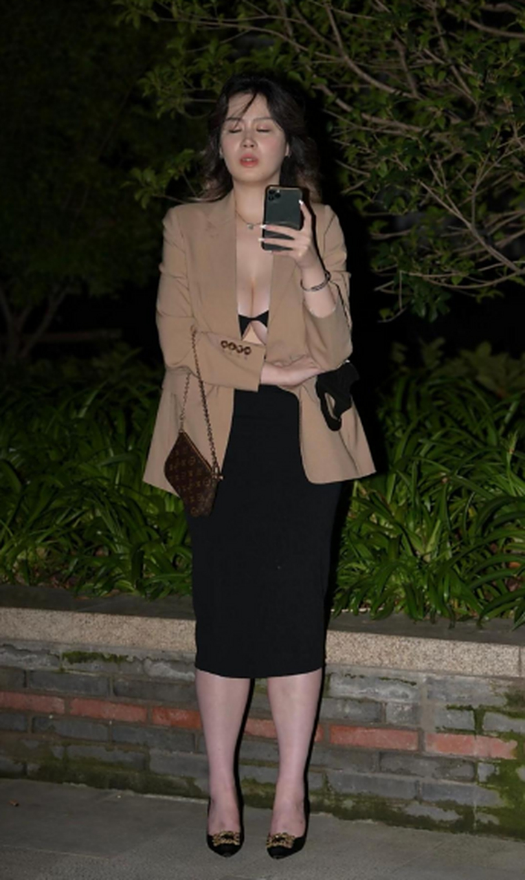 老板娘五十了,依旧风韵犹存