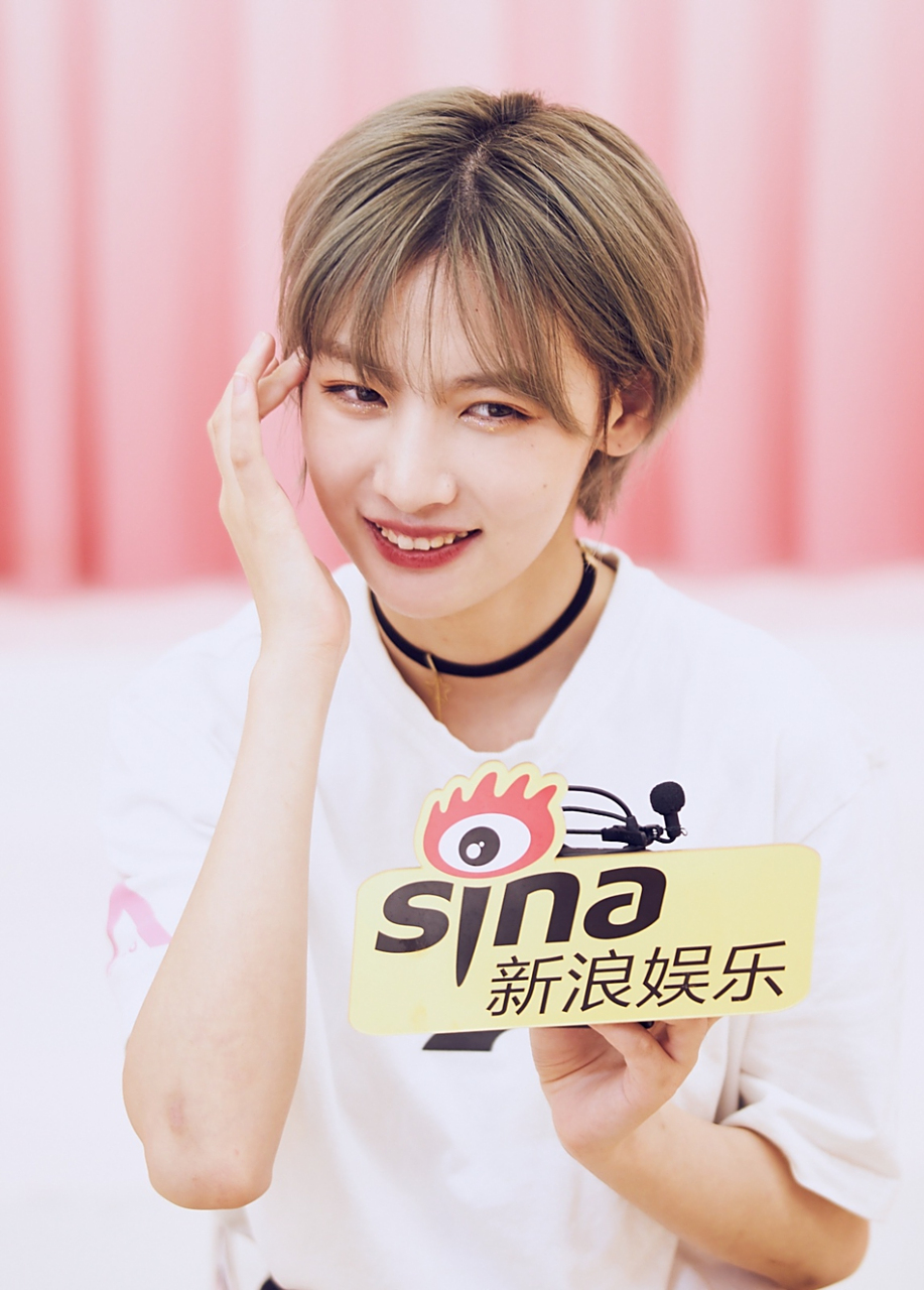 新浪娱乐独家对话《创造营2020》赵粤,一头棕色短发干净利落,眼妆精致