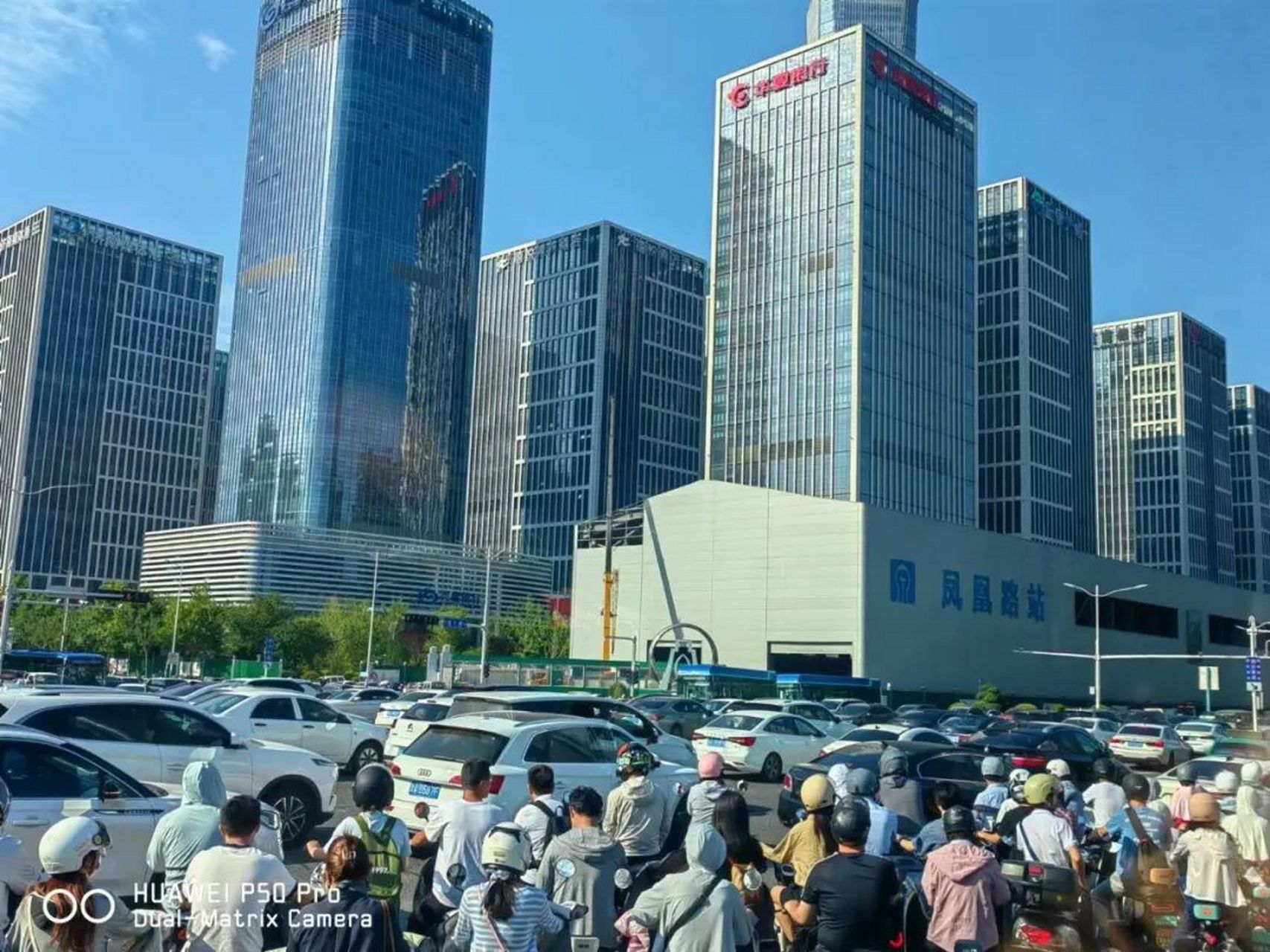 继舜华路站之后,济南地铁4号线凤凰路站也开始拆除施工棚!