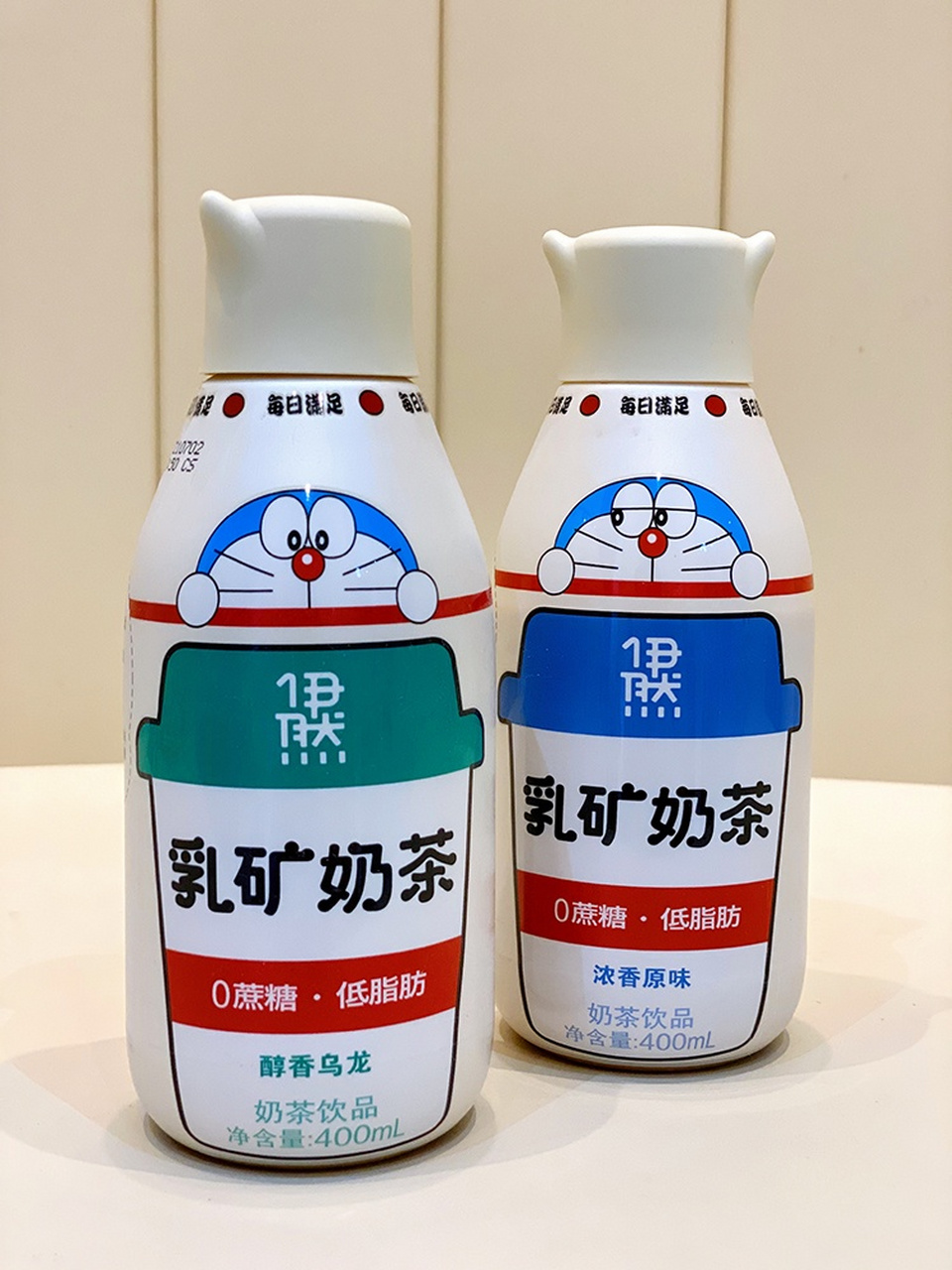 伊利x哆啦a梦联名伊然乳矿奶茶 #哆啦a梦# 的瓶身图案,加上牛角设计的