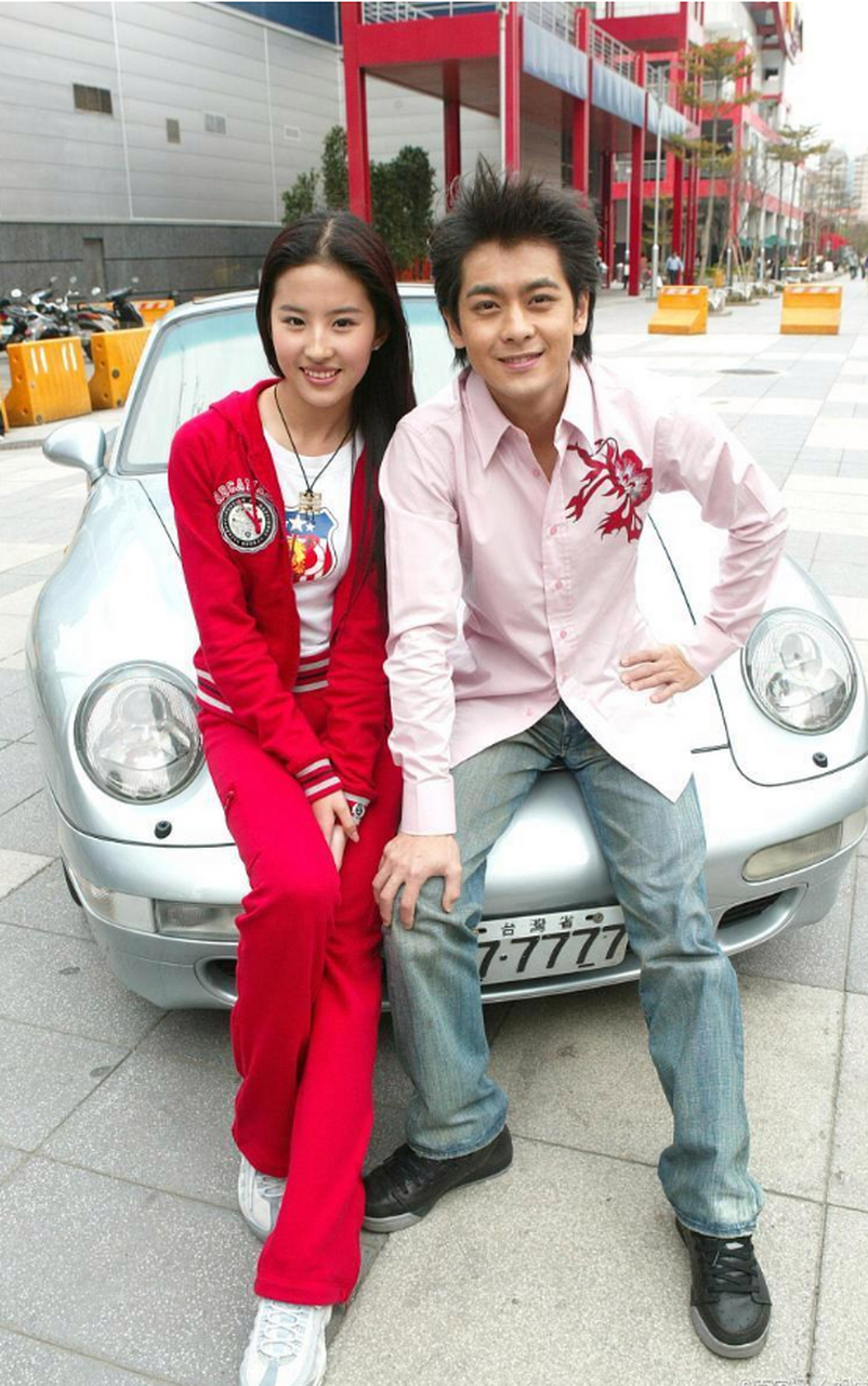 当年的刘亦菲和林志颖,这样的拍照姿势,也是很接地气 [大笑]很可爱