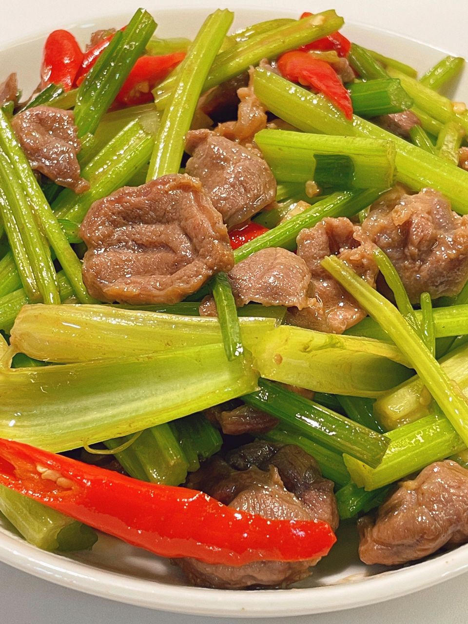 牛里脊,芹菜,小米辣,蒜,葱  1,芹菜切段,小米辣,葱,蒜切碎,牛肉逆着