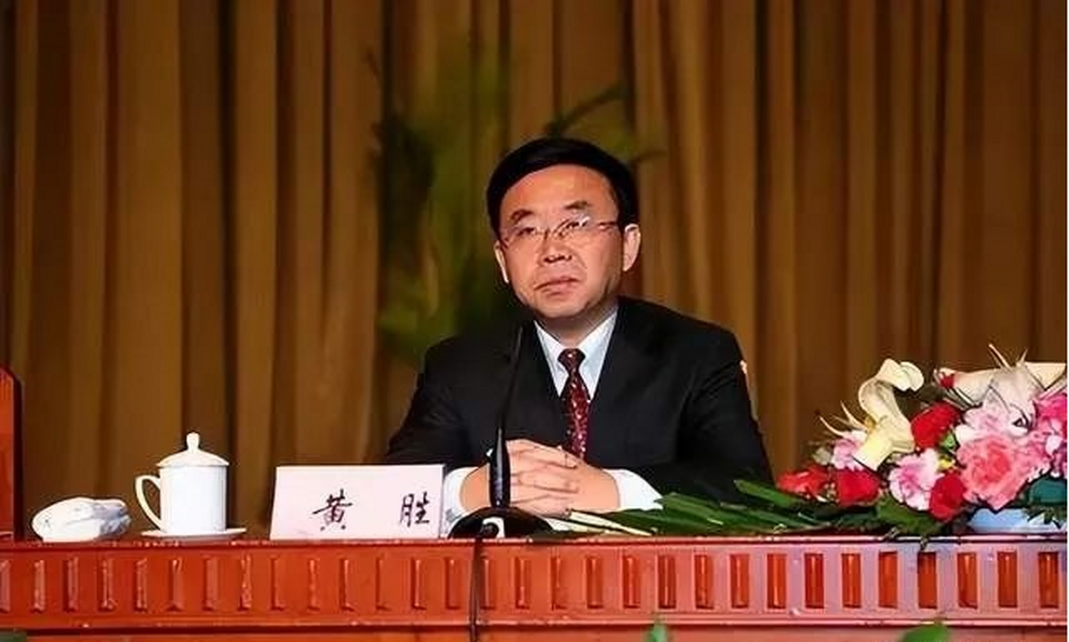 黄胜:山东副部级"大老虎",大肆卖官,包养46名情妇,建造"行宫"洗鸳鸯浴