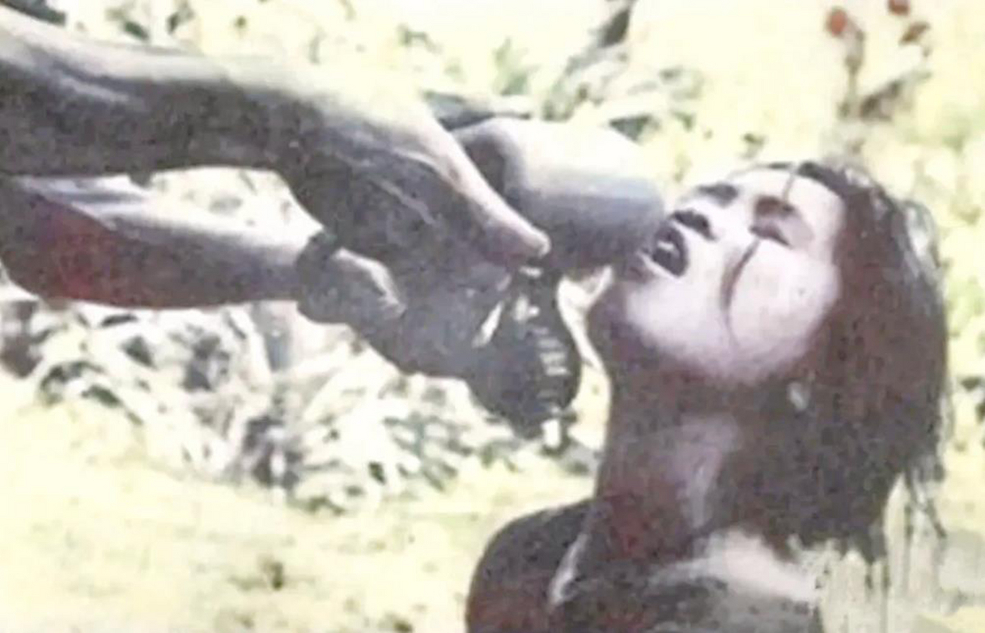 1965年,一位越共女游击队员在战场上被南越伪军俘虏,面对严酷的审讯