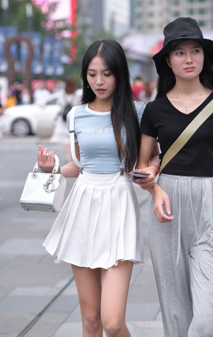 甜美的百褶裙小姐姐