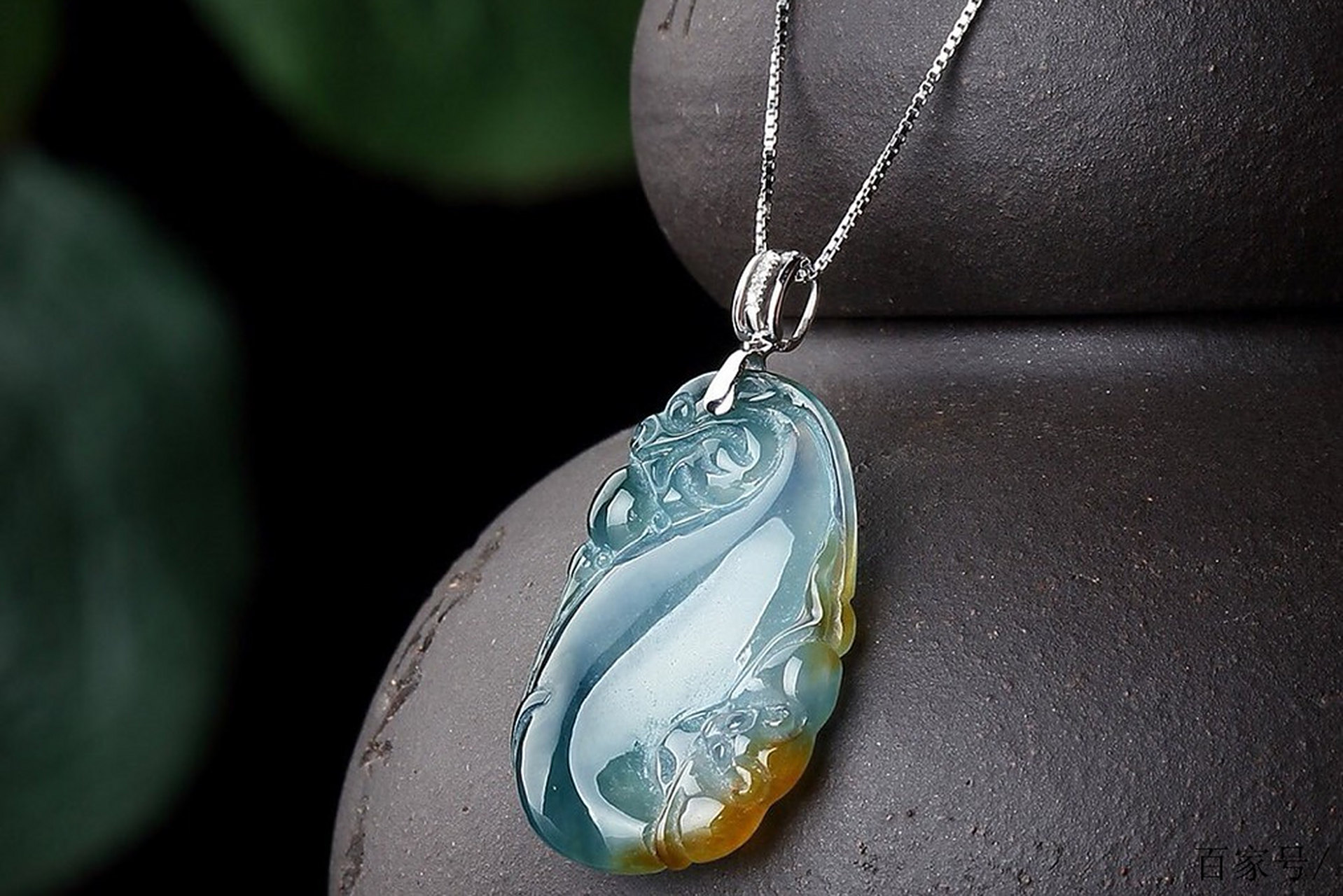 广片是翡翠的一种,它的特点是在自然光下绿得发