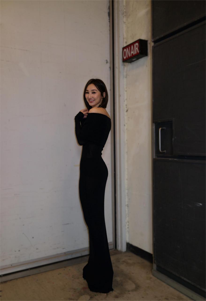 高海宁# #明星#  高海宁一袭黑色一字肩长礼裙,优雅十足,曼妙身踩让