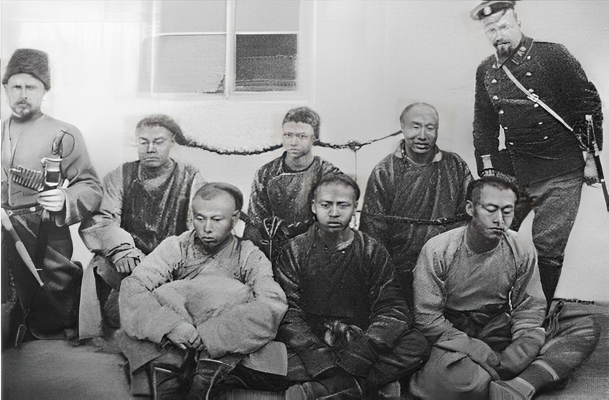 三张照片揭露了八国联军的暴行,他们用铁链拴住男人走在街上游行,这