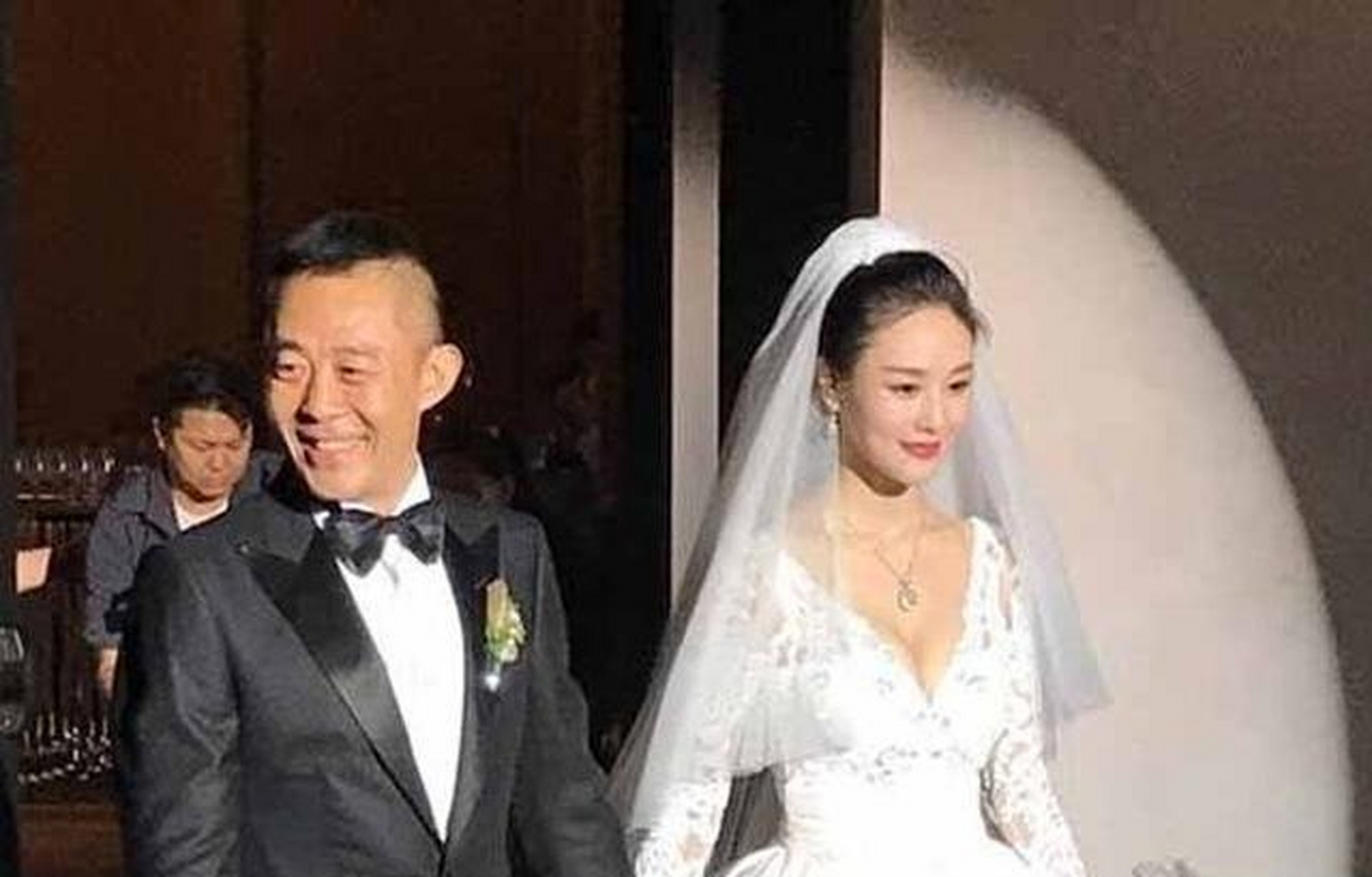 而侯勇的第二任妻子,便是比他小十幾歲的演員潘雨辰,兩人沒能逃掉因戲