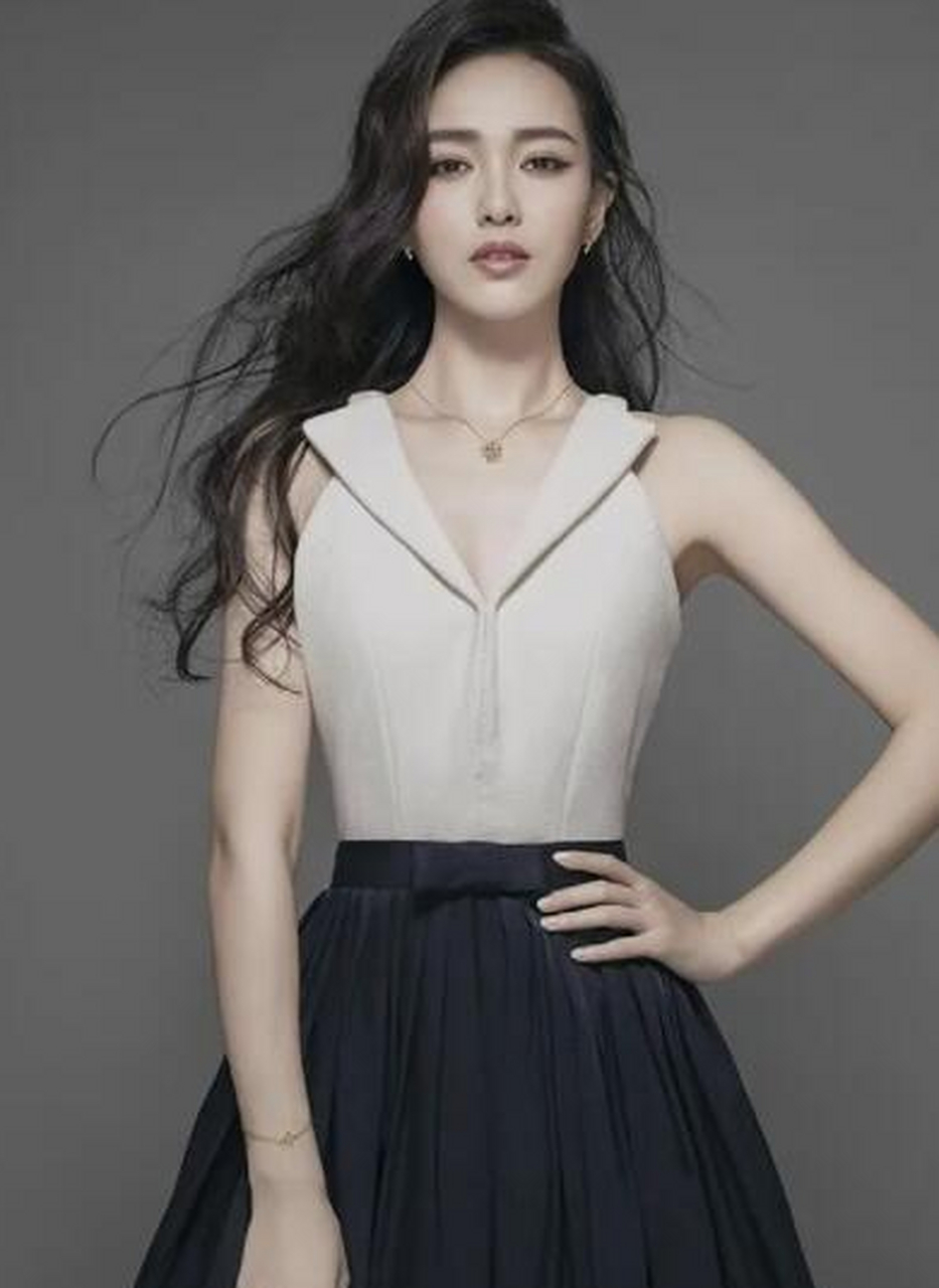 欧阳娜娜自己的圈子里没有小透明,自己红当然也就很红的一起玩.  2.