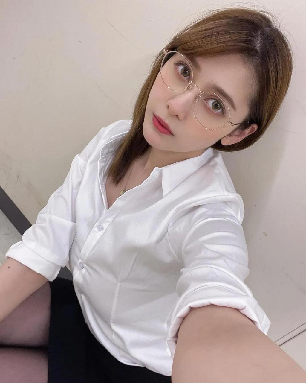 angela芽衣新对镜45∠自拍,白色永远的滴神,气质立马就出来啦!