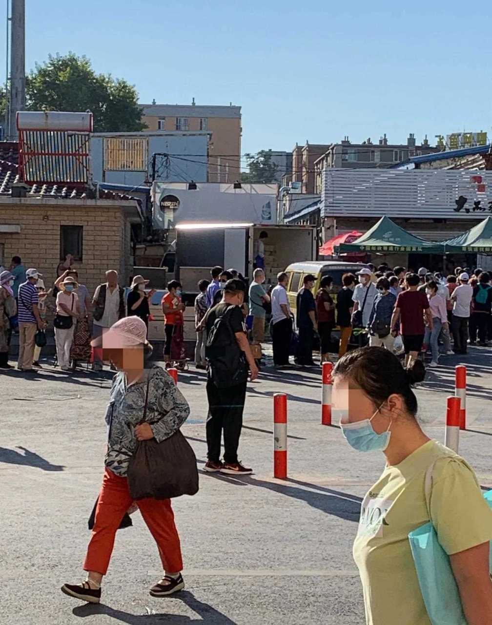 今天,来到了刘家桥华北路市场,真是名不虚传,来到大门就把我惊着了!