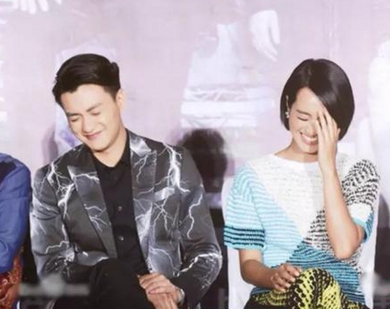 有一次啊,鲁豫采访周一围,问他:"你和朱丹都在拍戏,要照顾孩子,是不是