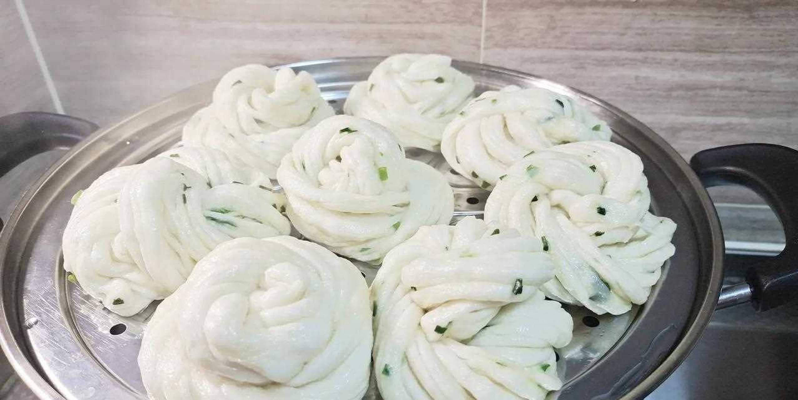 【【老闪爱美食】闪姐分享银丝花卷的做法,蓬松柔软有嚼劲,面白葱.