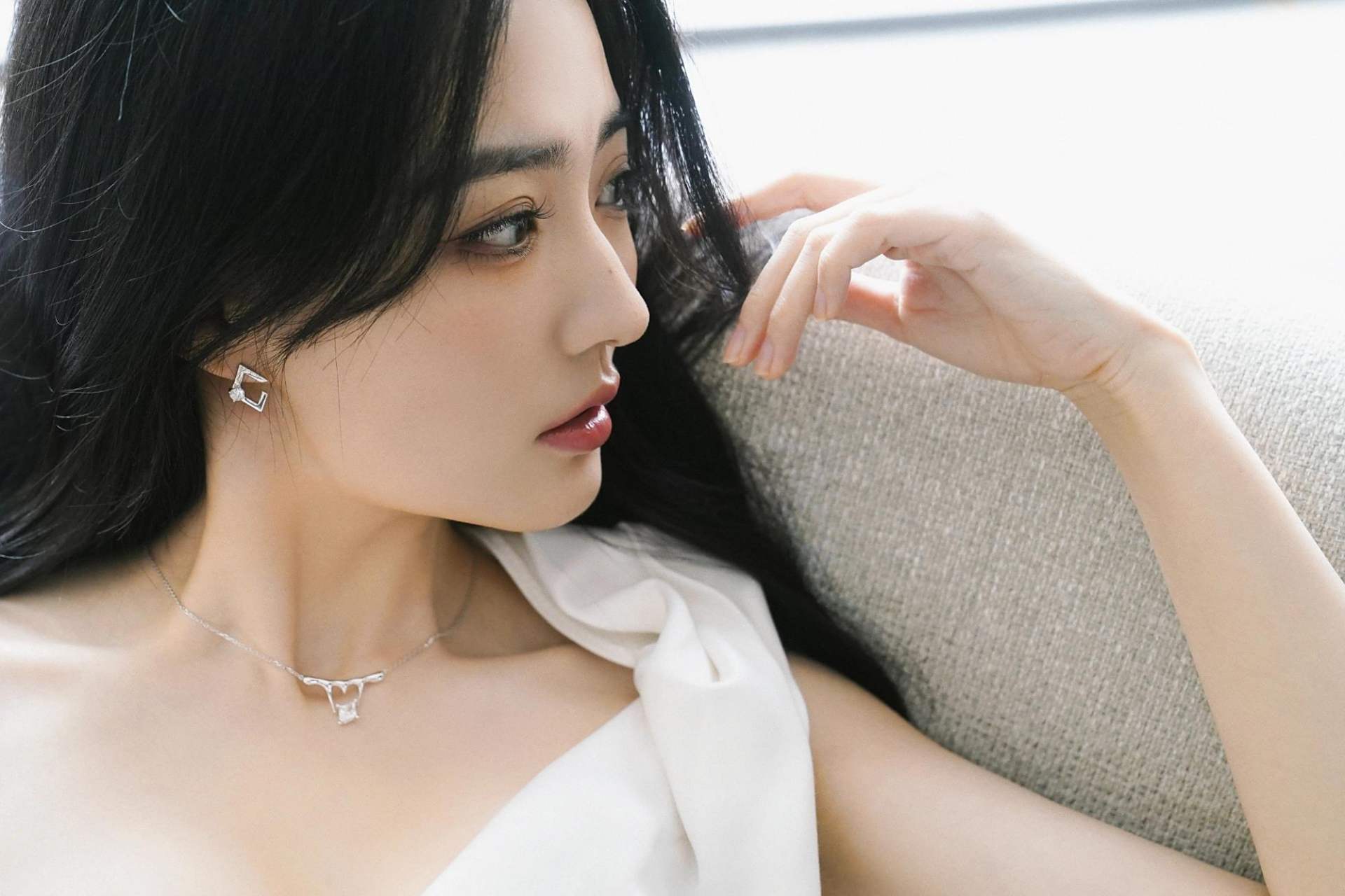 徐璐最新线下活动造型～ 这个淡妆太适合她了,清纯小白花的感觉 饰品