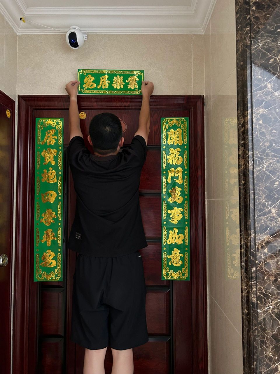 屋主给大门贴上了绿对联,用上绿蜡烛,却引起了网友们的激烈讨论  屋主